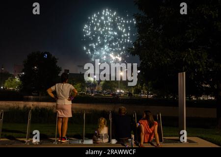 Toledo, États-Unis. 04 juillet 2023. Les gens regardent les feux d'artifice du Cinquième troisième champ à Tolède. Les festivités se déroulent autour du 4 juillet, lorsque les États-Unis célèbrent leur indépendance du Royaume-Uni. Crédit : SOPA Images Limited/Alamy Live News Banque D'Images