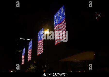 Toledo, États-Unis. 04 juillet 2023. Des lumières programmées brillent des images de drapeau patriotique dans le centre-ville de Toledo, Ohio. Les festivités se déroulent autour du 4 juillet, lorsque les États-Unis célèbrent leur indépendance du Royaume-Uni. Crédit : SOPA Images Limited/Alamy Live News Banque D'Images