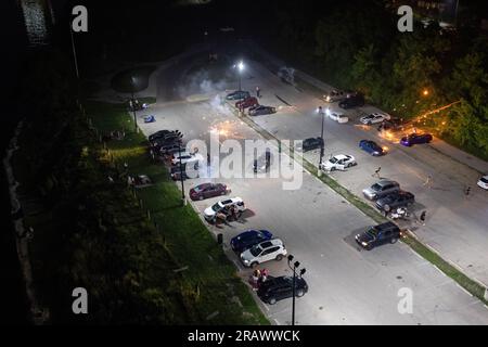 Toledo, États-Unis. 04 juillet 2023. Feux d'artifice ratés dans un parking, et causer un rickus et la peur à Toledo, Ohio. Les festivités se déroulent autour du 4 juillet, lorsque les États-Unis célèbrent leur indépendance du Royaume-Uni. Crédit : SOPA Images Limited/Alamy Live News Banque D'Images