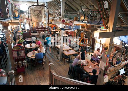 Intérieur du Rosies Cafe avec des convives prenant le petit déjeuner à Lake Tahoe, Californie, États-Unis Banque D'Images