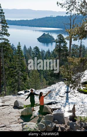 Un couple prenant un selfie près de la cascade dans Emerald Bay State Park, Lake Tahoe, Californie, États-Unis Banque D'Images