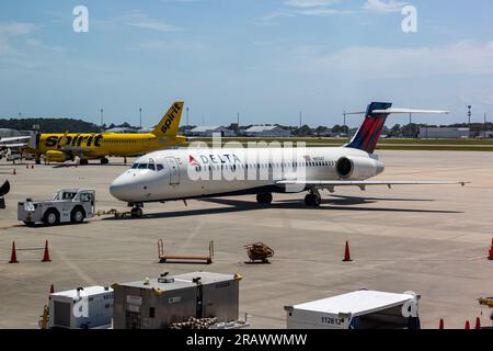 Un avion de ligne Boeing 717 de Delta Airlines est transporté par un remorqueur Unifi Aviation Services à l'aéroport international de Myrtle Beach, Caroline du Sud, États-Unis. Banque D'Images