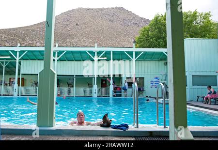 La piscine de Keough Hot Springs avec de l'eau minérale a été construite en 1918 et est près de Bishop, Californie, États-Unis Banque D'Images