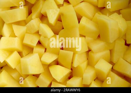 Tranches de pommes de terre crues en dés comme arrière-plan. Gros plan de pommes de terre tranchées Banque D'Images