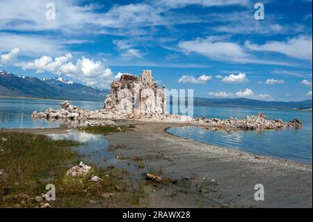 Tufas et l'eau en retrait avec les montagnes de la Sierra Nevada en arrière-plan à Mono Lake, Californie, États-Unis Banque D'Images