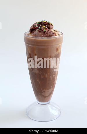 Délicieux et sucré milkshake au chocolat à la crème glacée isolé sur fond blanc Banque D'Images