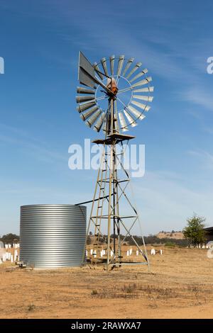 Vieux moulin à vent australien pompant de l'eau dans le paysage désertique Banque D'Images