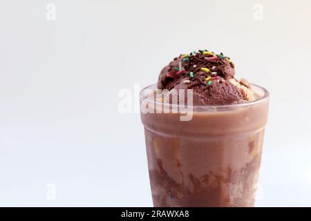 Délicieux et sucré milkshake au chocolat à la crème glacée isolé sur fond blanc Banque D'Images