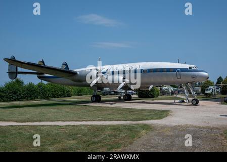 Hermeskeil, Allemagne. 04 juin 2023. La Super Constellation de Lufthansa (« Super-Connie »), dans laquelle le chancelier allemand Konrad Adenauer s'est rendu à Moscou en 1955, est exposée au salon Hermeskeil Aircraft. La plus grande collection d'avions d'Europe célèbre son 50e anniversaire ce week-end. (To dpa text : for 50 years - Grand Aircraft show sur l'histoire de l'aviation) crédit : Harald Tittel/dpa/Alamy Live News Banque D'Images