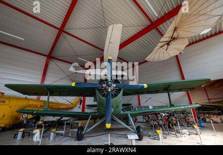 Hermeskeil, Allemagne. 04 juin 2023. Un Antonov AN 2 Colt se tient dans un hangar au salon aéronautique de Hermeskeil. Le plus grand salon aérien privé d’Europe fête ce week-end son 50e anniversaire. (To dpa text : for 50 years - Grand Aircraft show sur l'histoire de l'aviation) crédit : Harald Tittel/dpa/Alamy Live News Banque D'Images