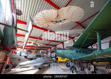 Hermeskeil, Allemagne. 04 juin 2023. Avion stand et accroché dans une salle du spectacle aérien à Hermeskeil. Le plus grand salon aérien privé d’Europe fête ce week-end son 50e anniversaire. (To dpa text : for 50 years - grande émission aérienne sur l'histoire de l'aviation) crédit : Harald Tittel/dpa/Alamy Live News Banque D'Images