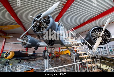 Hermeskeil, Allemagne. 04 juin 2023. Avion stand et accroché dans une salle du spectacle aérien à Hermeskeil. Le plus grand salon aérien privé d’Europe fête ce week-end son 50e anniversaire. (To dpa text : for 50 years - grande émission aérienne sur l'histoire de l'aviation) crédit : Harald Tittel/dpa/Alamy Live News Banque D'Images