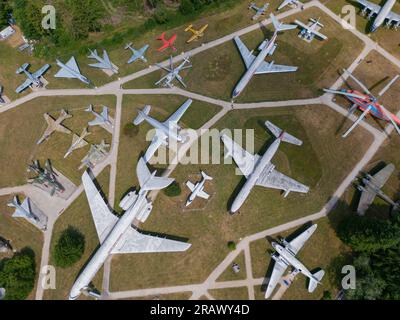 Hermeskeil, Allemagne. 04 juin 2023. Plus de 100 avions, hélicoptères et autres originaux aéronautiques sont exposés en plein air et dans les halls du salon aérien à Hermeskeil. La plus grande collection d’avions privés d’Europe fête ce week-end son 50e anniversaire. (Photo prise avec un drone) (au texte de dpa : depuis 50 ans - spectacle de grands avions sur l'histoire de l'aviation) crédit : Harald Tittel/dpa/Alamy Live News Banque D'Images