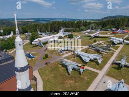 Hermeskeil, Allemagne. 04 juin 2023. Plus de 100 avions, hélicoptères et autres originaux aéronautiques sont exposés en plein air et dans les halls du salon aérien à Hermeskeil. La plus grande collection d’avions privés d’Europe fête ce week-end son 50e anniversaire. (Photo prise avec un drone) (au texte de dpa : depuis 50 ans - spectacle de grands avions sur l'histoire de l'aviation) crédit : Harald Tittel/dpa/Alamy Live News Banque D'Images