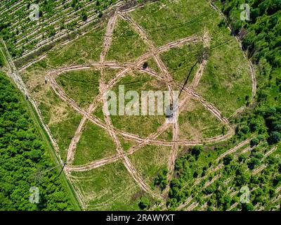 Géoglyphe sous la forme d'un symbole atomique, un contour où les arbres sont plantés, vue aérienne. District de la ville de Balabanovo, Russie. Juin 2021 Banque D'Images