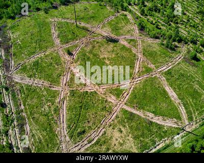 Géoglyphe sous la forme d'un symbole atomique, un contour où les arbres sont plantés, vue aérienne. District de la ville de Balabanovo, Russie. Juin 2021 Banque D'Images