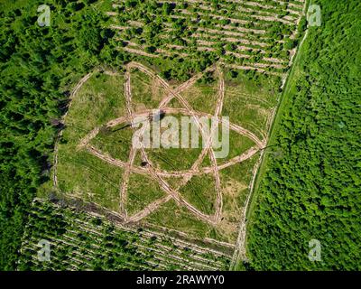 Géoglyphe sous la forme d'un symbole atomique, un contour où les arbres sont plantés, vue aérienne. District de la ville de Balabanovo, Russie. Juin 2021 Banque D'Images