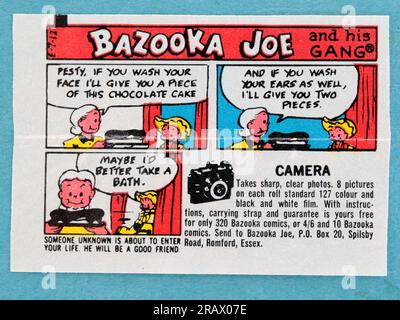 Photo d'une bande dessinée des années 1970 'Bazooka Joe', quelque chose enroulé autour du chewing-gum dans le paquet. Royaume-Uni 1970s. Banque D'Images