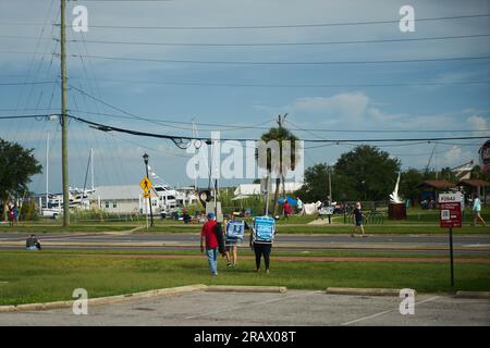 Les gens se précipitent à Bartram Park pour se préparer pour la celebrationo Banque D'Images