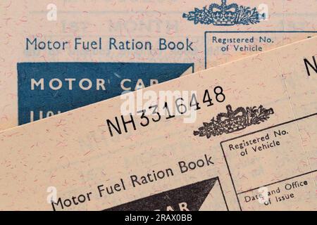 Photo de 1973 Livres de rationnement de carburant, publiés par le gouvernement britannique pendant la « crise pétrolière » Banque D'Images