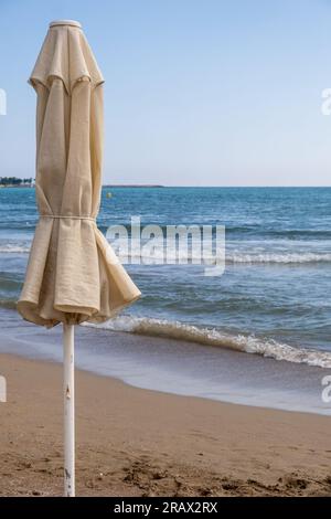 Parasols et chaises longues dans l'état assemblé sur la plage. Banque D'Images