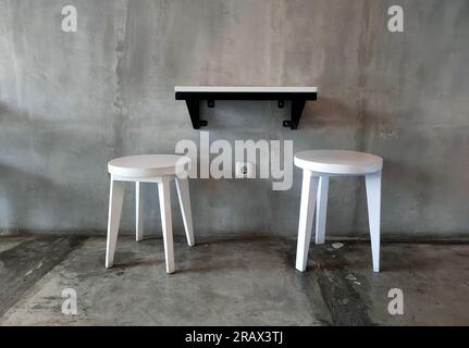 Table de café en bois blanc et chaises le 12 mai 2026 à Jakarta, Indonésie Banque D'Images