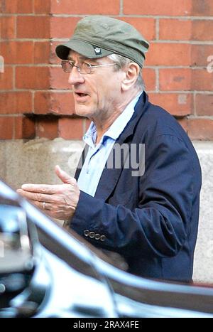 Manhattan, États-Unis d'Amérique. 22 octobre 2012. NEW YORK, NY - OCTOBRE 21 : Robert de Niro vu à Tribeca. Robert de Niro (né le 17 août 1943) est un acteur, réalisateur et producteur américain. Ses premiers grands rôles au cinéma sont dans Bang the Drum Slowly et Mean Streets, tous deux en 1973. En 1974, il joue le jeune Vito Corleone dans The Parrain part II, un rôle qui lui vaut l'Oscar du meilleur second rôle. Le 21 octobre 2012 à New York. Personnes : Robert de Niro crédit : Storms Media Group/Alamy Live News Banque D'Images