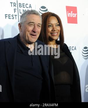 NEW YORK, NY - 21 avril : Harvey Keitel, Robert De Niro, Grace Hightower assiste à la 'Taxi Driver' 40e anniversaire pendant le Festival du film de Tribeca 2016 au Beacon Theatre le 21 avril 2016 à New York. People : Harvey Keitel, Robert De Niro, Grace Hightower Banque D'Images