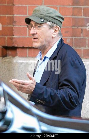 Manhattan, États-Unis d'Amérique. 22 octobre 2012. NEW YORK, NY - OCTOBRE 21 : Robert de Niro vu à Tribeca. Robert de Niro (né le 17 août 1943) est un acteur, réalisateur et producteur américain. Ses premiers grands rôles au cinéma sont dans Bang the Drum Slowly et Mean Streets, tous deux en 1973. En 1974, il joue le jeune Vito Corleone dans The Parrain part II, un rôle qui lui vaut l'Oscar du meilleur second rôle. Le 21 octobre 2012 à New York. Personnes : Robert de Niro crédit : Storms Media Group/Alamy Live News Banque D'Images