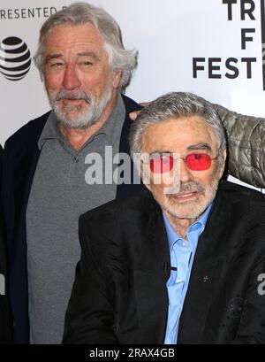 NEW YORK, NY - 22 avril : Robert De Niro, Burt Reynolds assister à la 'Dog Ans de projection pendant le Festival du film de Tribeca 2017 à Cinepolis Chelsea le 22 avril 2017 à New York. People : Robert De Niro, Burt Reynolds Banque D'Images
