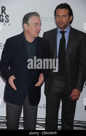 Manhattan, États-Unis d'Amérique. 14 novembre 2012. NEW YORK, NY - NOVEMBRE 12 : Robert de Niro Bradley Cooper assiste au 'Silver Linings Playbook' Tribeca enseigne la première bénéfice au Ziegfeld Theatre le 12 novembre 2012 à New York City People : Robert de Niro Bradley Cooper crédit : Storms Media Group/Alamy Live News Banque D'Images