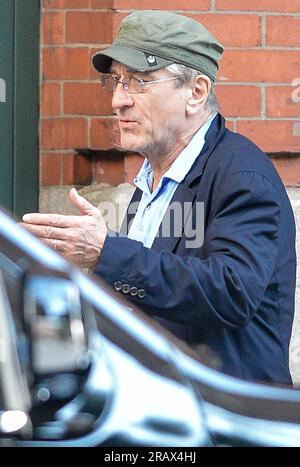 Manhattan, États-Unis d'Amérique. 21 octobre 2012. NEW YORK, NY - OCTOBRE 21 : Robert de Niro vu à Tribeca. Robert de Niro (né le 17 août 1943) est un acteur, réalisateur et producteur américain. Ses premiers grands rôles au cinéma sont dans Bang the Drum Slowly et Mean Streets, tous deux en 1973. En 1974, il joue le jeune Vito Corleone dans The Parrain part II, un rôle qui lui vaut l'Oscar du meilleur second rôle. Le 21 octobre 2012 à New York. Personnes : Robert de Niro crédit : Storms Media Group/Alamy Live News Banque D'Images