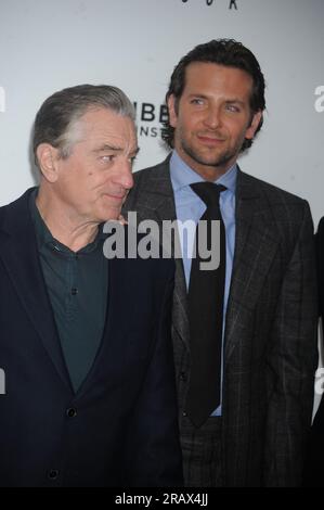 Manhattan, États-Unis d'Amérique. 14 novembre 2012. NEW YORK, NY - NOVEMBRE 12 : Robert de Niro Bradley Cooper assiste au 'Silver Linings Playbook' Tribeca enseigne la première bénéfice au Ziegfeld Theatre le 12 novembre 2012 à New York City People : Robert de Niro Bradley Cooper crédit : Storms Media Group/Alamy Live News Banque D'Images