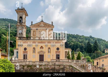 Église paroissiale de Sant'Ambrogio, Porto Ceresio, Varese, Italie Banque D'Images