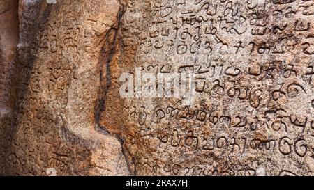 Ancienne écriture tamoule sur le rocher à l'intérieur du temple de Lord Shiva, Pudukottai, Tamilnadu, Inde. Banque D'Images