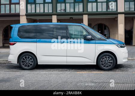 PASAIA, ESPAGNE-15 JUIN 2023 : Volkswagen T7 Multivan Banque D'Images
