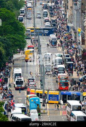 Trafic important des transports publics et piétons sur Princes Street à Édimbourg, Écosse, Royaume-Uni Banque D'Images