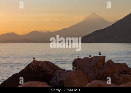 Coucher de soleil de Calpe avec silhouette de la Sierra Helada de Benidorm Banque D'Images