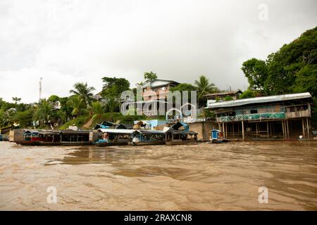 Vues de la ville de Yurimaguas dans la jungle péruvienne depuis la rivière Huallaga. Banque D'Images