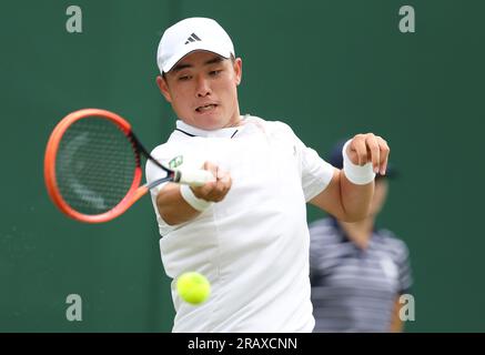 Londres, Grande-Bretagne. 5 juillet 2023. Wu Yibing, de Chine, participe au match de premier tour en simple masculin contre Frances Tiafoe, des États-Unis, au championnat de tennis de Wimbledon à Londres, en Grande-Bretagne, le 5 juillet 2023. Crédit : Li Ying/Xinhua/Alamy Live News Banque D'Images