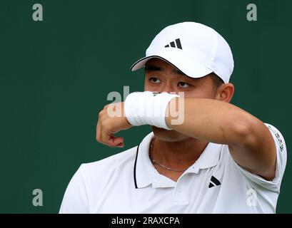 Londres, Grande-Bretagne. 5 juillet 2023. Wu Yibing, de Chine, participe au match de premier tour en simple masculin contre Frances Tiafoe, des États-Unis, au championnat de tennis de Wimbledon à Londres, en Grande-Bretagne, le 5 juillet 2023. Crédit : Li Ying/Xinhua/Alamy Live News Banque D'Images