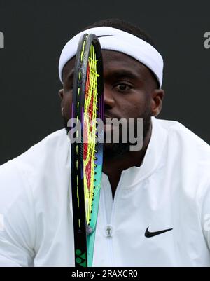 Londres, Grande-Bretagne. 5 juillet 2023. Frances Tiafoe des États-Unis concourt au match de premier tour en simple masculin contre Wu Yibing de Chine au championnat de tennis de Wimbledon à Londres, en Grande-Bretagne, le 5 juillet 2023. Crédit : Li Ying/Xinhua/Alamy Live News Banque D'Images