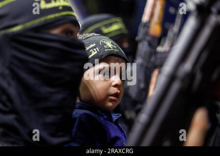 Palestine. 05 juillet 2023. Des partisans du Jihad islamique et des hommes armés de la branche militaire des Brigades Al Qods ont défilé dans le camp de Jabalia, dans le Nord de Gaza, le 5 juillet 2023, pour dénoncer l’opération militaire israélienne à Djénine, en Cisjordanie. Photo de Ramez Habboub/ABACAPRESS.COM crédit : Abaca Press/Alamy Live News Banque D'Images