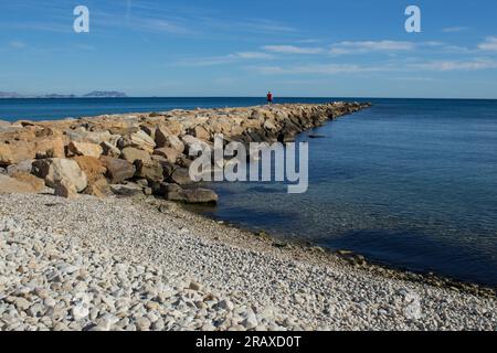 Vue maritime à El Campello avec un brise-lames entrant dans la mer Méditerranée Banque D'Images
