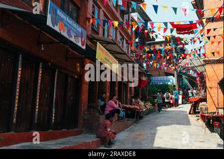 Bhaktapur, Népal - 16 avril 2023 : une atmosphère autour de Changu Narayan, un temple hindou historique, est situé au sommet d'une haute colline dans le quartier de Changunarayan Banque D'Images