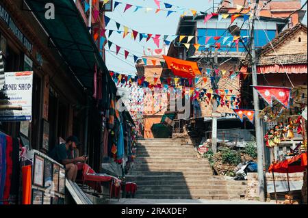 Bhaktapur, Népal - 16 avril 2023 : une atmosphère autour de Changu Narayan, un temple hindou historique, est situé au sommet d'une haute colline dans le quartier de Changunarayan Banque D'Images