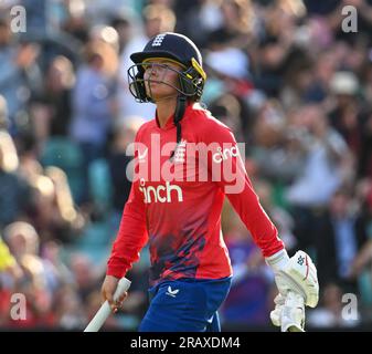 Oval, Angleterre. 3 juillet 2023. Danielle Wyatt, d’Angleterre, s’éloigne après avoir marqué le meilleur score pour 76 lors du deuxième match Vitality IT20 entre l’Angleterre féminine et l’Australie féminine. Crédit : Nigel Bramley/Alamy Live News Banque D'Images