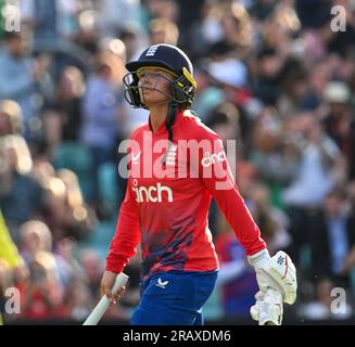 Oval, Angleterre. 3 juillet 2023. Danielle Wyatt, d’Angleterre, s’éloigne après avoir marqué le meilleur score pour 76 lors du deuxième match Vitality IT20 entre l’Angleterre féminine et l’Australie féminine. Crédit : Nigel Bramley/Alamy Live News Banque D'Images