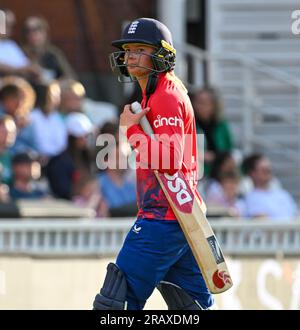 Oval, Angleterre. 3 juillet 2023. Danielle Wyatt, d’Angleterre, s’éloigne après avoir marqué le meilleur score pour 76 lors du deuxième match Vitality IT20 entre l’Angleterre féminine et l’Australie féminine. Crédit : Nigel Bramley/Alamy Live News Banque D'Images