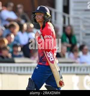 Oval, Angleterre. 3 juillet 2023. Danielle Wyatt, d’Angleterre, s’éloigne après avoir marqué le meilleur score pour 76 lors du deuxième match Vitality IT20 entre l’Angleterre féminine et l’Australie féminine. Crédit : Nigel Bramley/Alamy Live News Banque D'Images